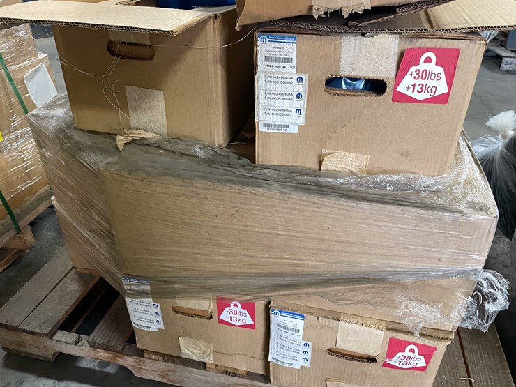 #8693-•-pallet-of-(11)-mopar-cylinder-heads-(e)-image-5