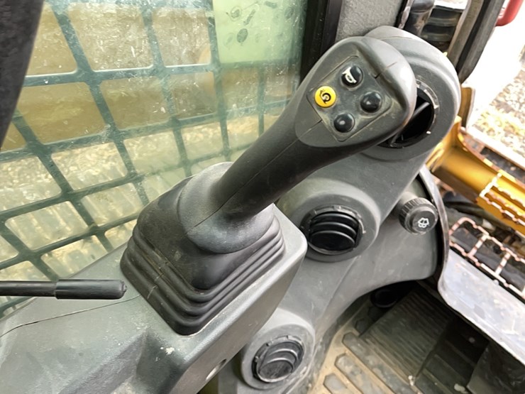 2021-caterpillar-299d3-image-14