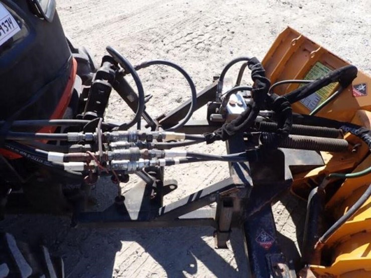 2011-kubota-m7040d-image-47