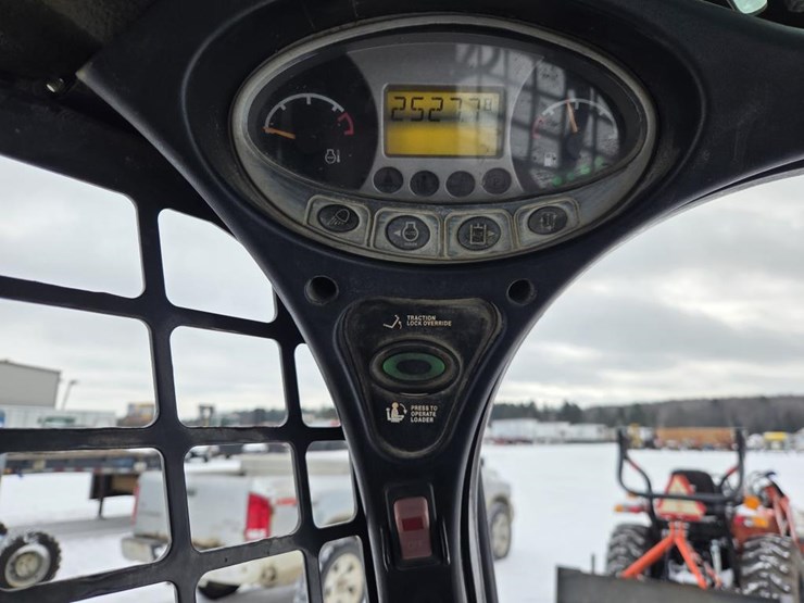 2017-bobcat-t750-image-36