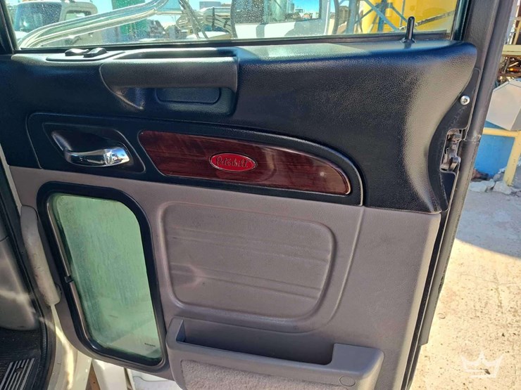 2015-peterbilt-389-image-24