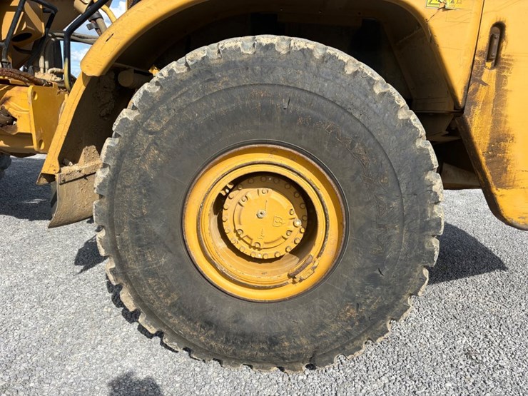 2011-caterpillar-740-image-10