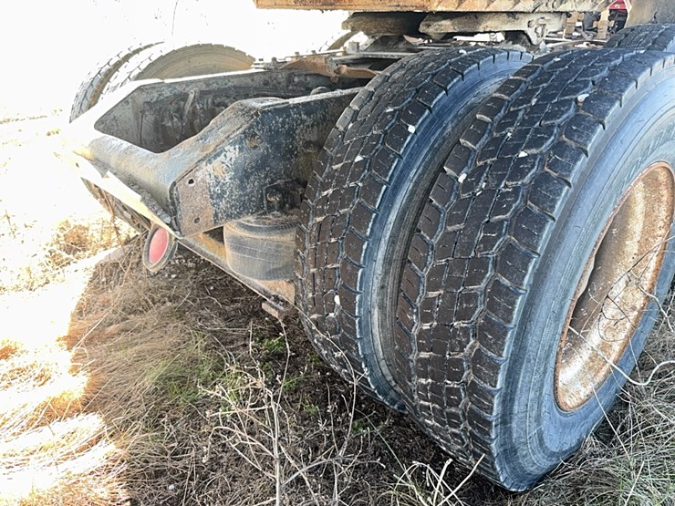 1994-volvo-white-semi-tractor-w/-sleeper,-detroit-diesel,-365hp,-10-speed,-miles-unknown,-*4v1wdbrh1rn679717*-not-running,-no-title-image-17