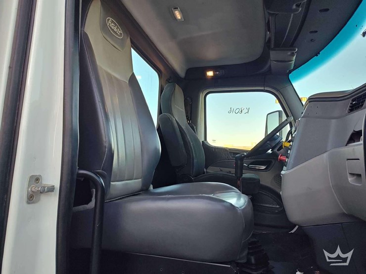 2015-peterbilt-567-image-15