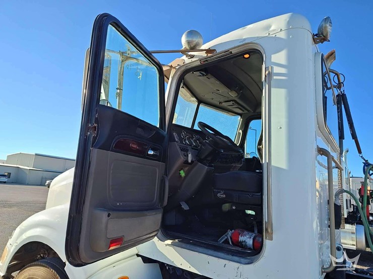 2012-peterbilt-386-image-45