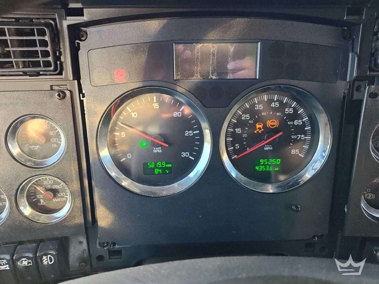 2011-kenworth-t800-image-32