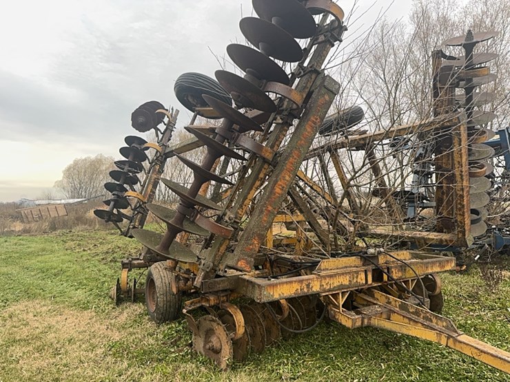 25’-wing-fold-disk,-poor-condition.--hydraulic-hoses-are-dry-rotted.--buyer-responsible-for-removal-image-2