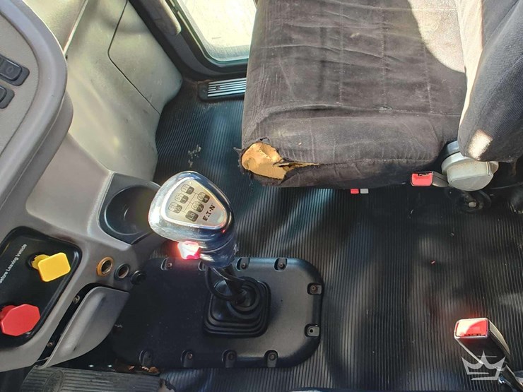 2015-peterbilt-389-image-13