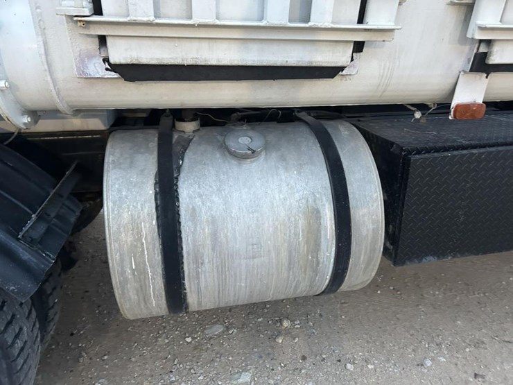 #1432-•-1992-volvo-(white-gmc)-vac-truck-image-27