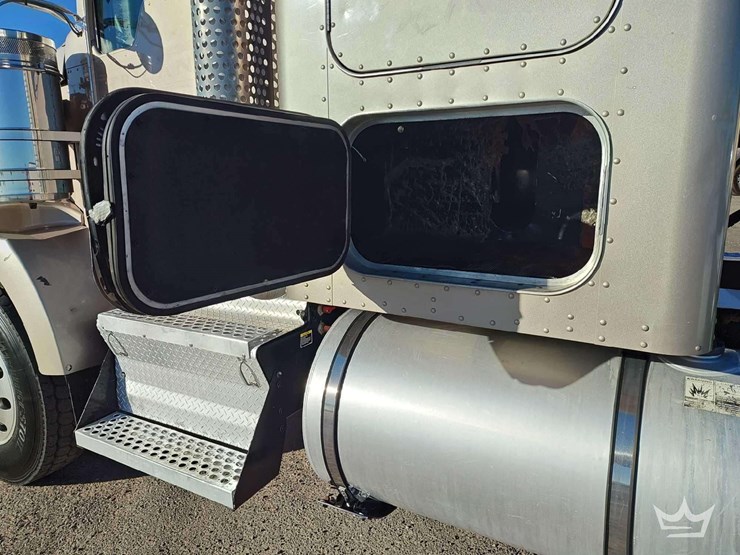 2011-kenworth-t800-image-18