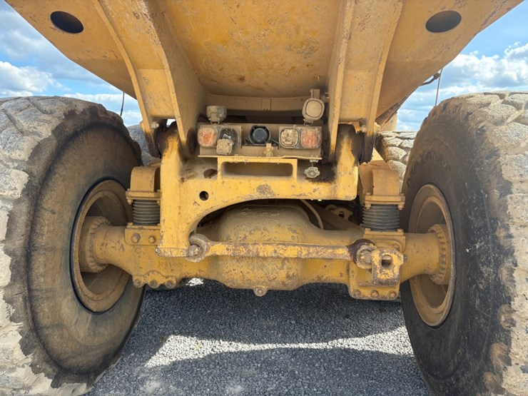 2011-caterpillar-740-image-16