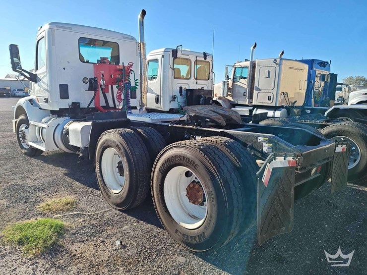 2015-peterbilt-567-image-4