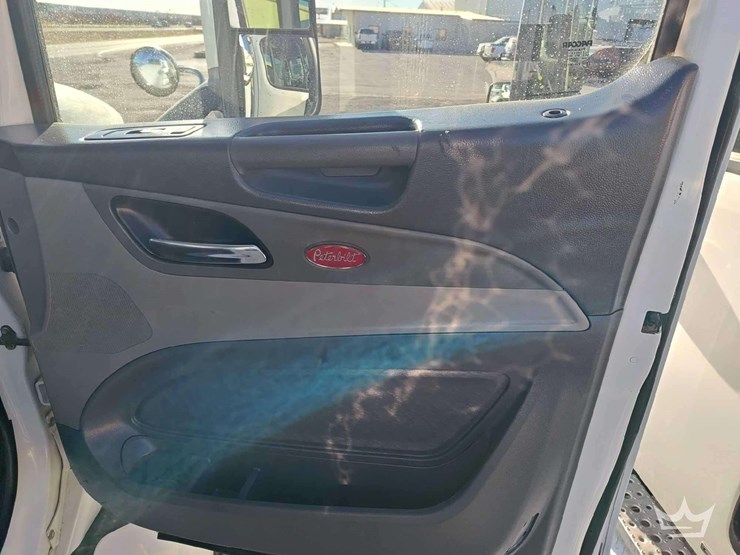 2015-peterbilt-567-image-14
