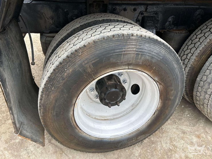 2013-peterbilt-348-image-30