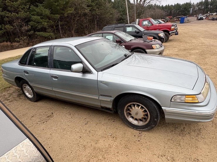 1995-ford-crown-victoria-lx-car-image-5