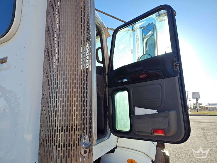 2012-peterbilt-386-image-29