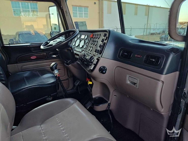 2015-peterbilt-389-image-8