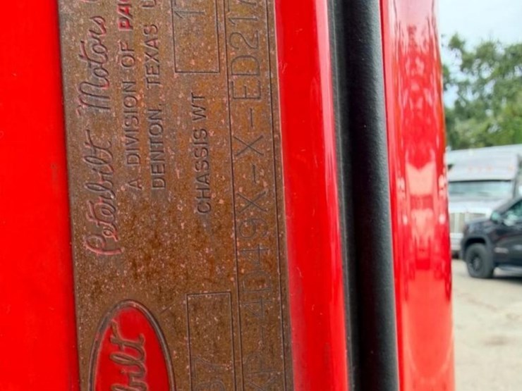 2014-peterbilt-587-image-5