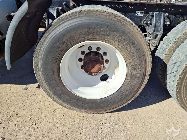 2015-peterbilt-567-image-45