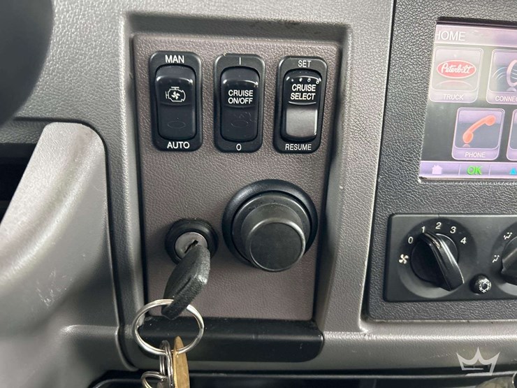 2013-peterbilt-348-image-17