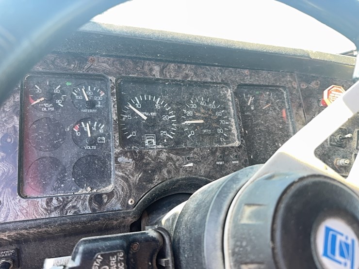 1994-volvo-white-semi-tractor-w/-sleeper,-detroit-diesel,-365hp,-10-speed,-miles-unknown,-*4v1wdbrh1rn679717*-not-running,-no-title-image-31