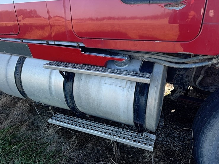 1994-volvo-white-semi-tractor-w/-sleeper,-detroit-diesel,-365hp,-10-speed,-miles-unknown,-*4v1wdbrh1rn679717*-not-running,-no-title-image-13