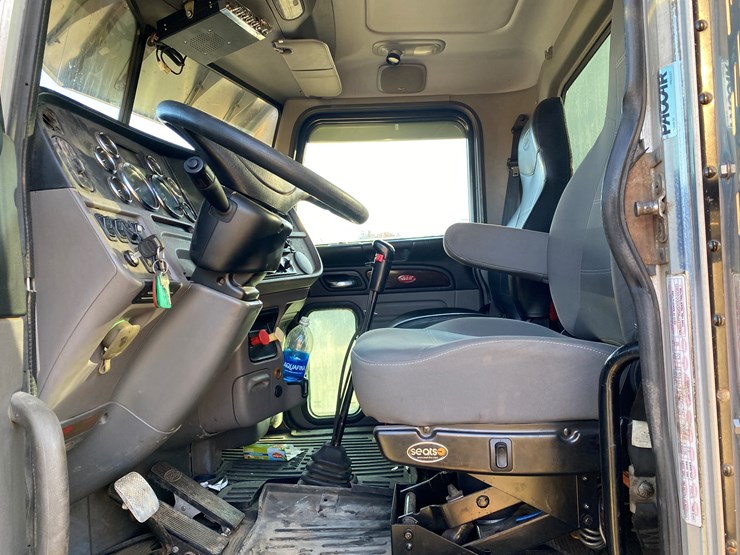 #1012-•-2013-peterbilt-tandem-axle-day-cab-semi-(has-wi-title)-(colfax,-wi)-image-32