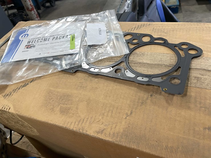 #8693-•-pallet-of-(11)-mopar-cylinder-heads-(e)-image-4