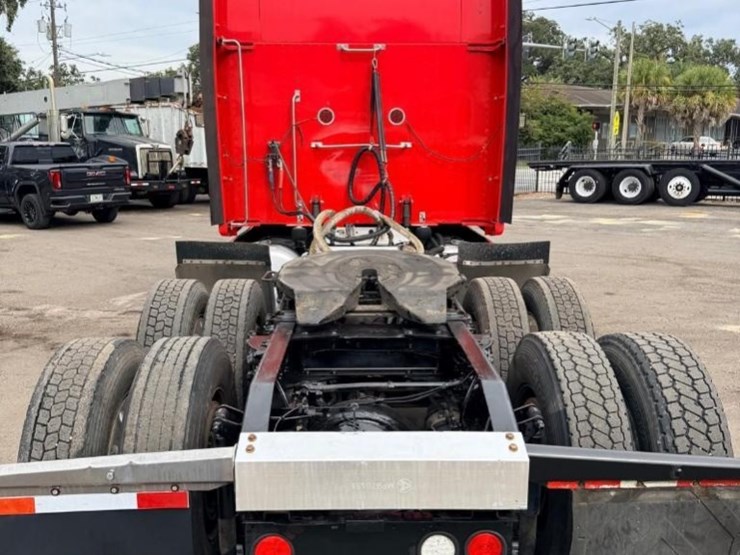 2014-peterbilt-587-image-8