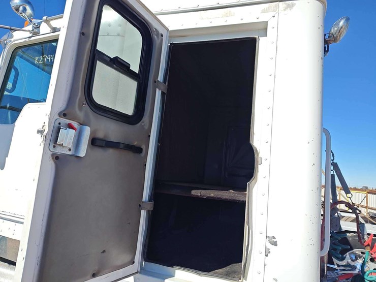 2015-peterbilt-567-image-25