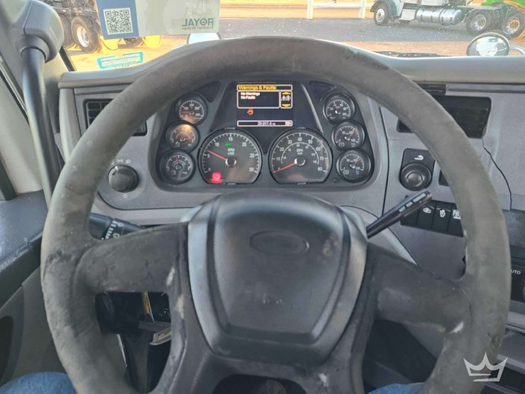 2015-peterbilt-567-image-17