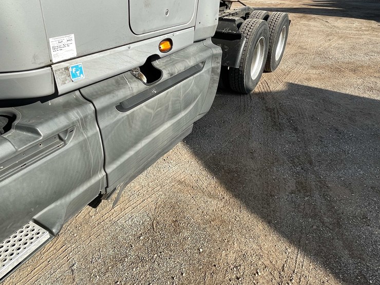 #200-•-2016-international-semi-tractor-(title-in-delay)-(denmark,-wi)-image-17