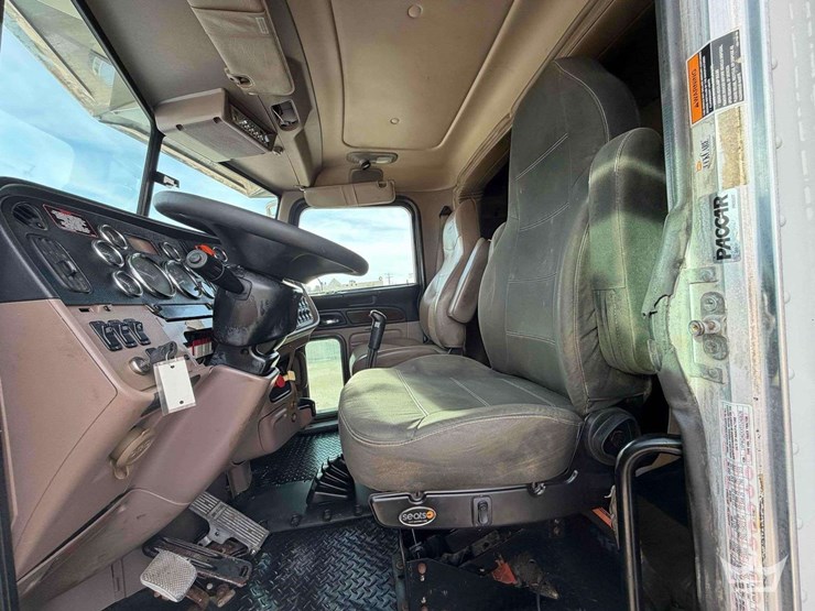 2014-peterbilt-388-image-16