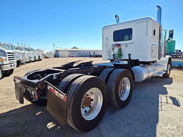 2015-peterbilt-389-image-3