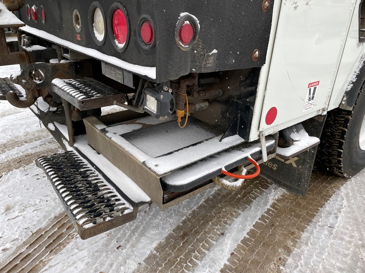 #236-•-2015-international-bucket-truck-(has-wi-title)(mosinee,-wi)-image-24