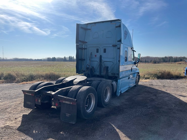 #206-•-2012-freightliner-cascadia-semi-tractor-(title-in-delay)-(denmark,-wi)-image-6