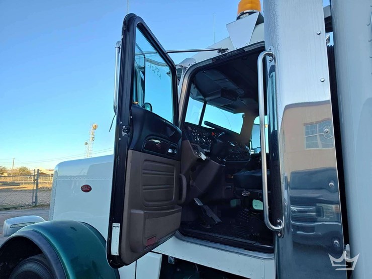 2015-peterbilt-389-image-31