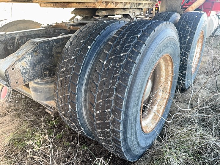 1994-volvo-white-semi-tractor-w/-sleeper,-detroit-diesel,-365hp,-10-speed,-miles-unknown,-*4v1wdbrh1rn679717*-not-running,-no-title-image-19