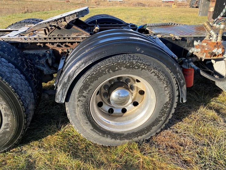 #1012-•-2013-peterbilt-tandem-axle-day-cab-semi-(has-wi-title)-(colfax,-wi)-image-27