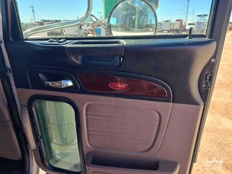 2014-peterbilt-388-image-47