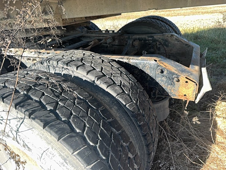 1994-volvo-white-semi-tractor-w/-sleeper,-detroit-diesel,-365hp,-10-speed,-miles-unknown,-*4v1wdbrh1rn679717*-not-running,-no-title-image-7