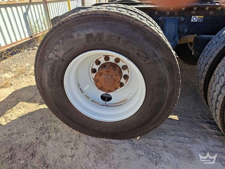 2015-peterbilt-389-image-40