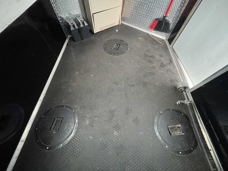 #1399-•-2018-zero-4-outdoors-6'-x-10'-all-aluminum-drop-down-ice-shanty-(of)-image-24