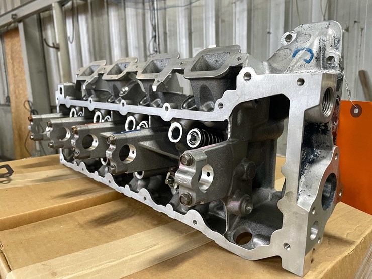 #8692-•-pallet-of-(20)-mopar-cylinder-heads-(e)-image-3