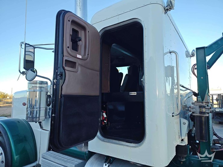 2015-peterbilt-389-image-27