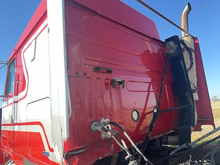 1994-volvo-white-semi-tractor-w/-sleeper,-detroit-diesel,-365hp,-10-speed,-miles-unknown,-*4v1wdbrh1rn679717*-not-running,-no-title-image-6