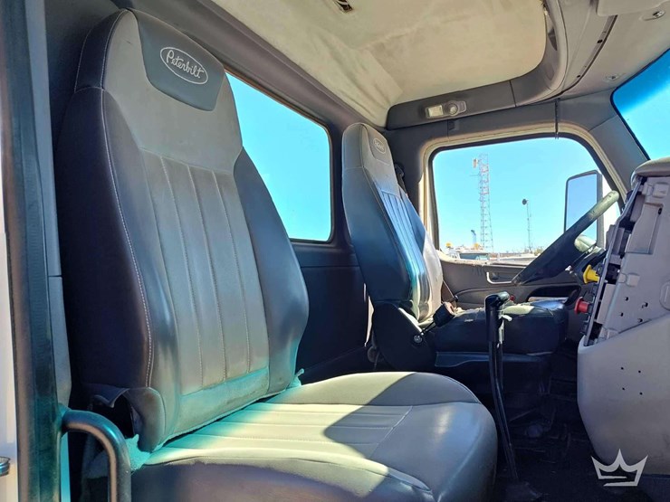 2015-peterbilt-567-image-33