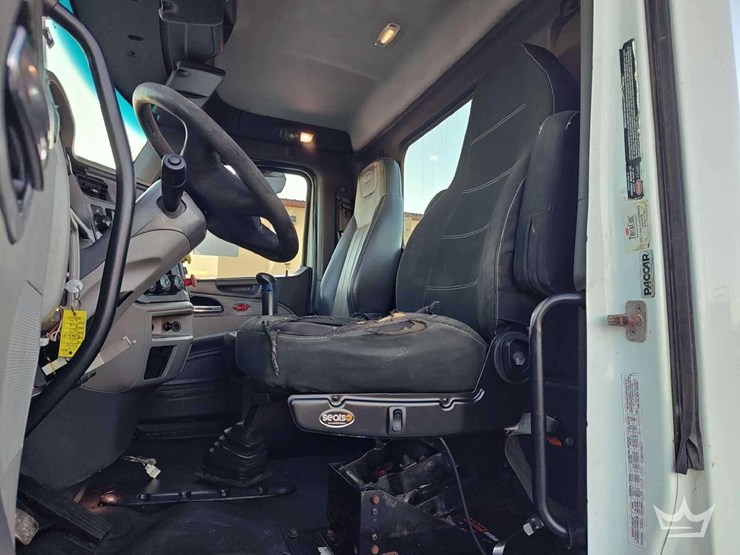 2015-peterbilt-567-image-44