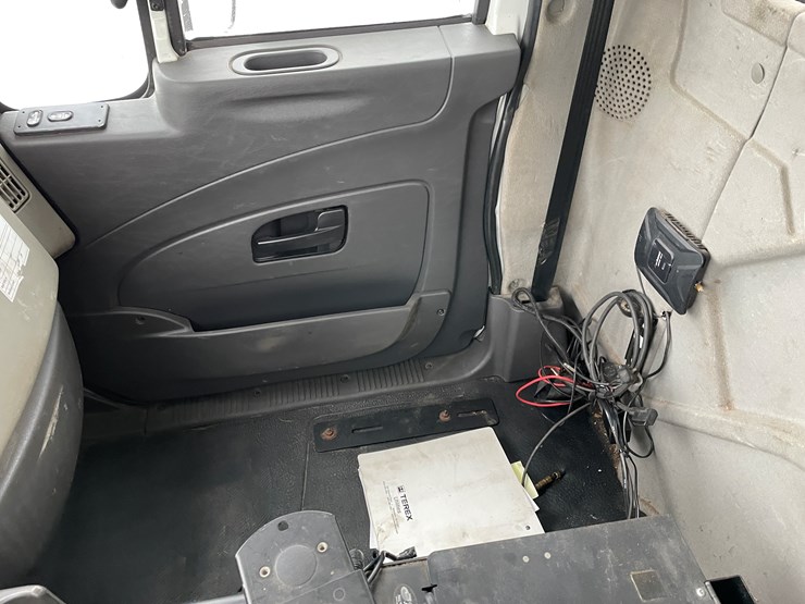 #236-•-2015-international-bucket-truck-(has-wi-title)(mosinee,-wi)-image-61