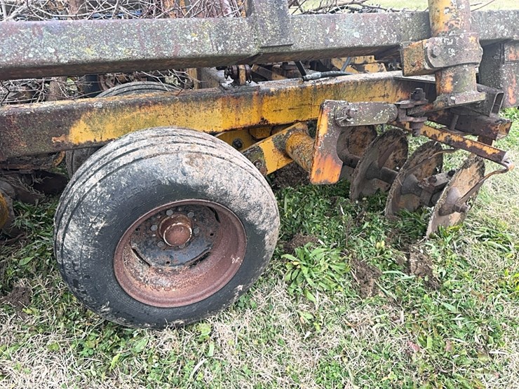 25’-wing-fold-disk,-poor-condition.--hydraulic-hoses-are-dry-rotted.--buyer-responsible-for-removal-image-9